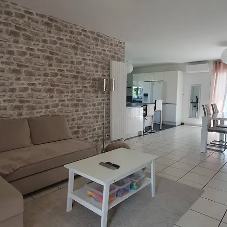 La De L'olivier Piscine Privee Et Parking Сasa de vacaciones *