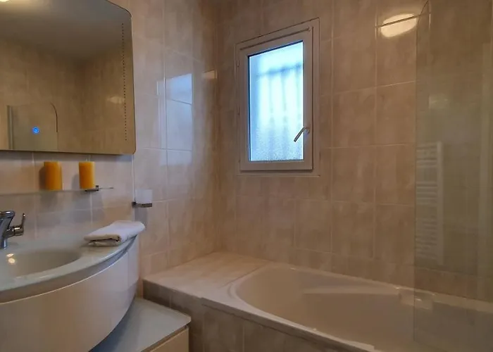 La De L'olivier Piscine Privee Et Parking *